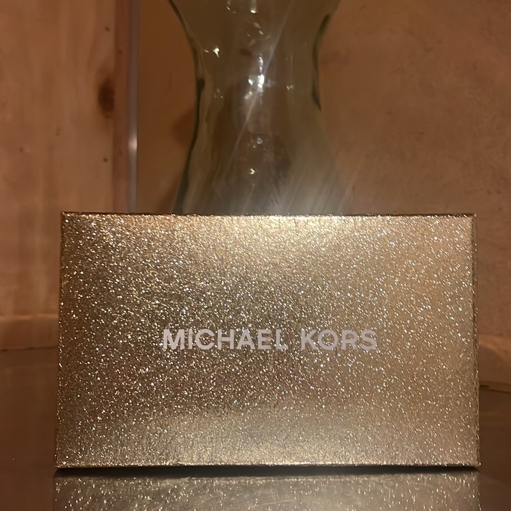 Lost in the 🔥
NWTIB Michael Kors Jet Set Long Wallet - Picture 4 of 5